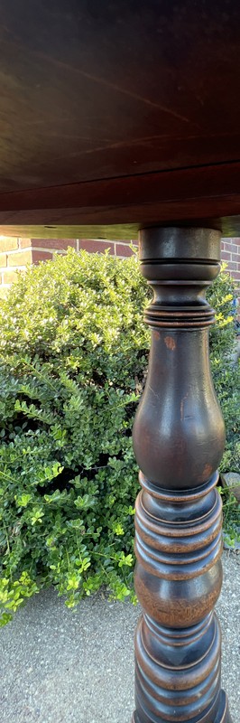 Federal Mahogany Candlestand turned post arched spider leg base 29x22” 19th C gallery