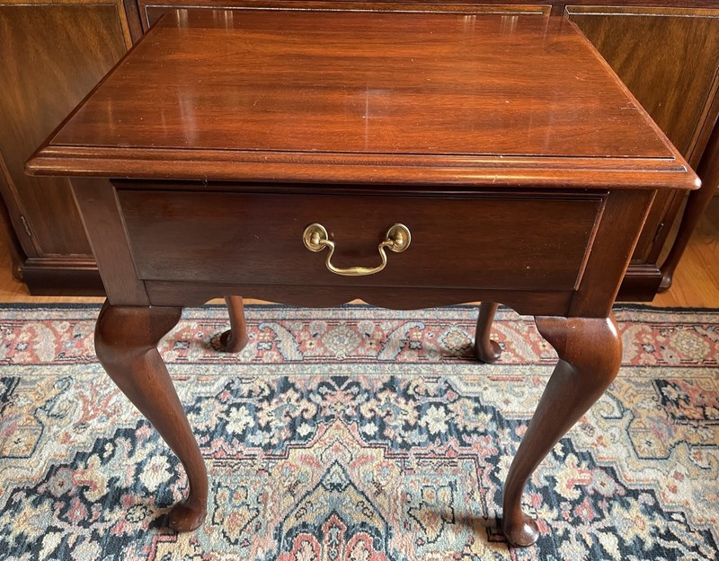 Henkel Harris Mahogany Queen Anne Night Stand or Side Table Finish 29 gallery