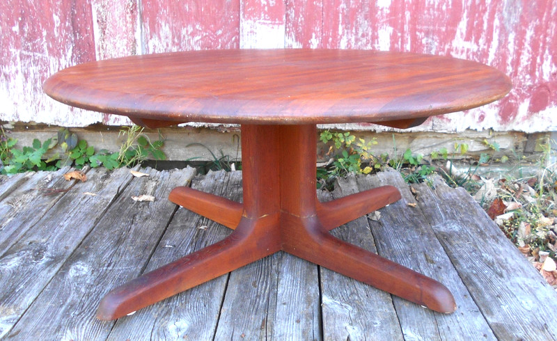 MID CENTURY MODERN ROUND COFFEE TABLE WITH LAMINATE WOOD TOP