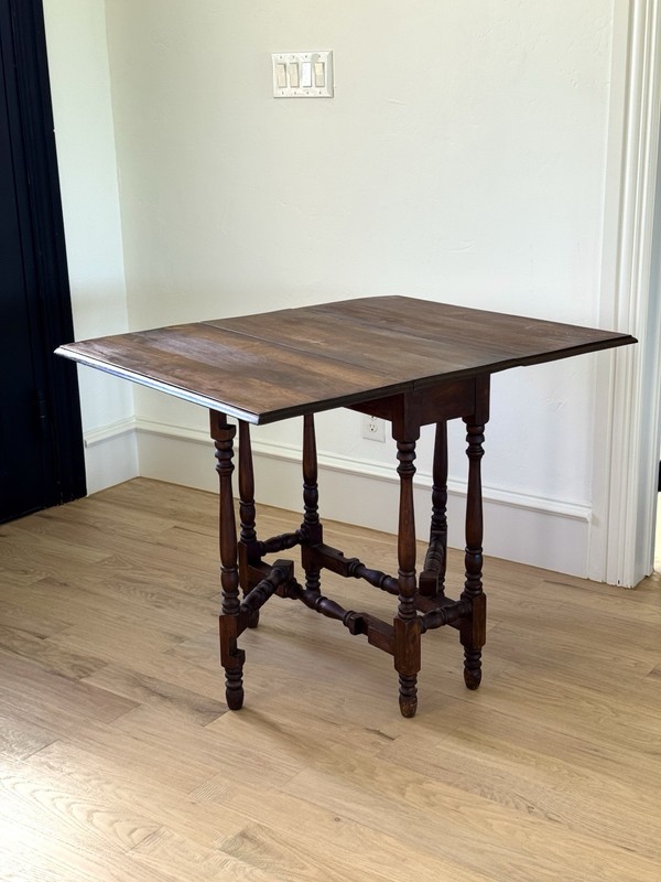 Classic English Country Gateleg Dining Table, Circa Early 1900s