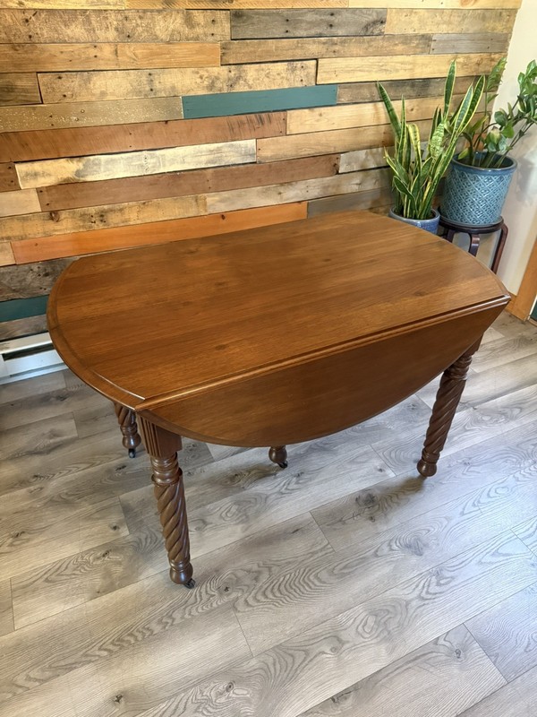 Antique Federal Style Cherry Expandable Drop-Leaf Dining Table