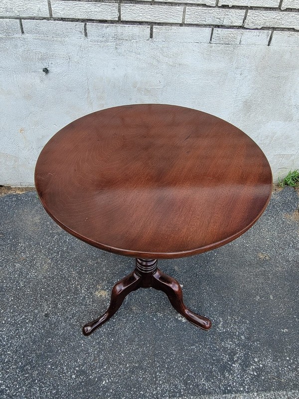 Exquisite 19th Century American Queen Anne Mahogany Tilt-Top Table gallery