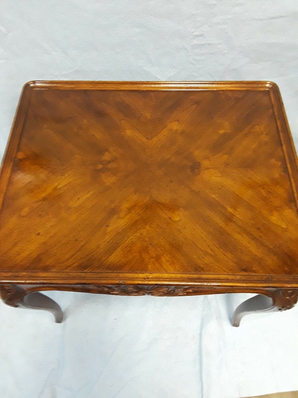 Beautiful Henredon Shell Carved Leg End Table Side Table