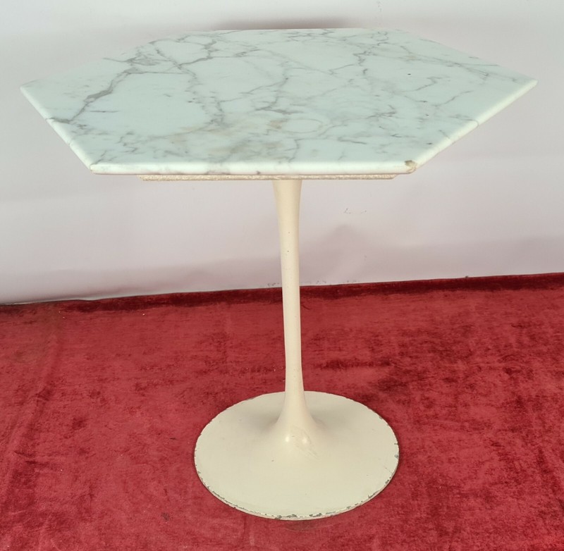 SIDE TABLE. KNOLL STYLE. MARBLE AND ALUMINUM. EXAGONAL SHAPE. CIRCA 1960.