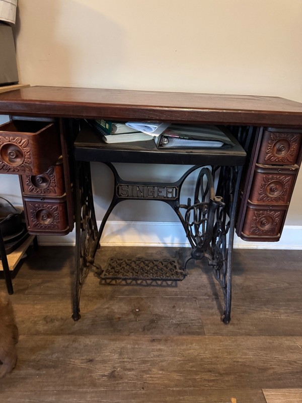Antique Singer Table/no sewing machine