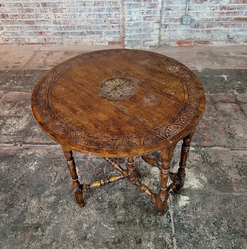 19th century English Drop leaf Oak Round Gateleg Table gallery