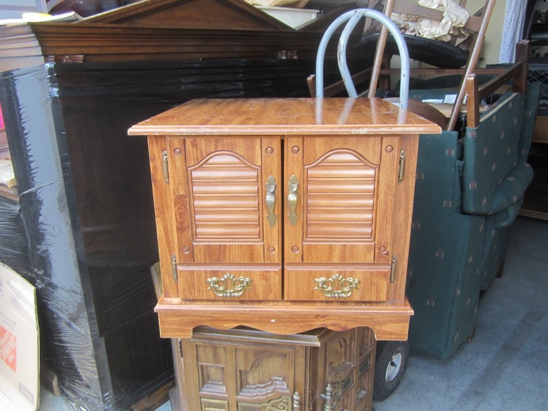 VTG 90’S END TABLE, DBL DOORS, PRETTY FRONT W/BRASS HARDWARE