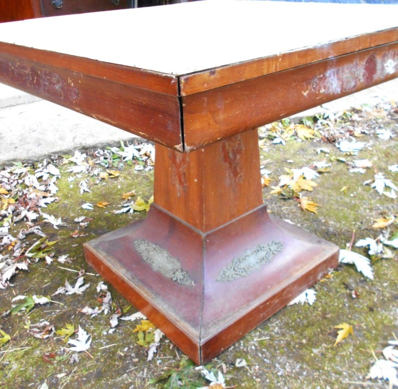 ANTIQUE MAHOGANY PEDESTAL BASE CENTER TABLE