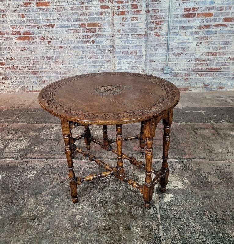 19th century English Drop leaf Oak Round Gateleg Table