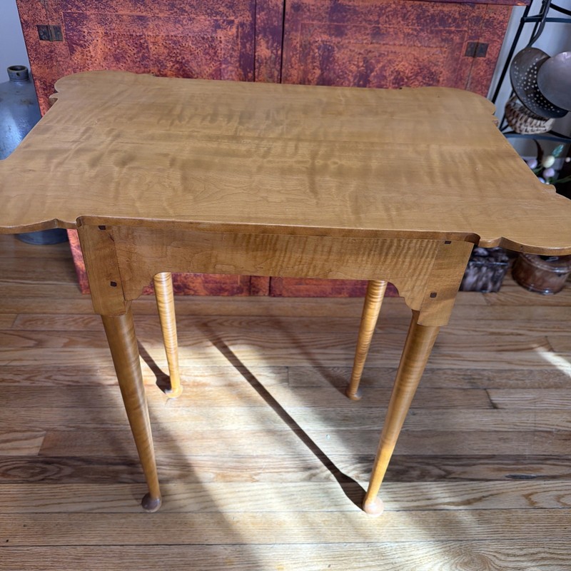 David T. Smith Tiger Maple Queen Anne Style Tea Table Ohio Artisan gallery