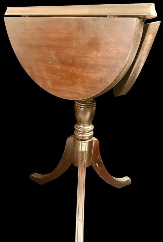 Vintage 1940s Solid Mahogany Three-Leaf Clover Drop-Leaf Occasional Table gallery
