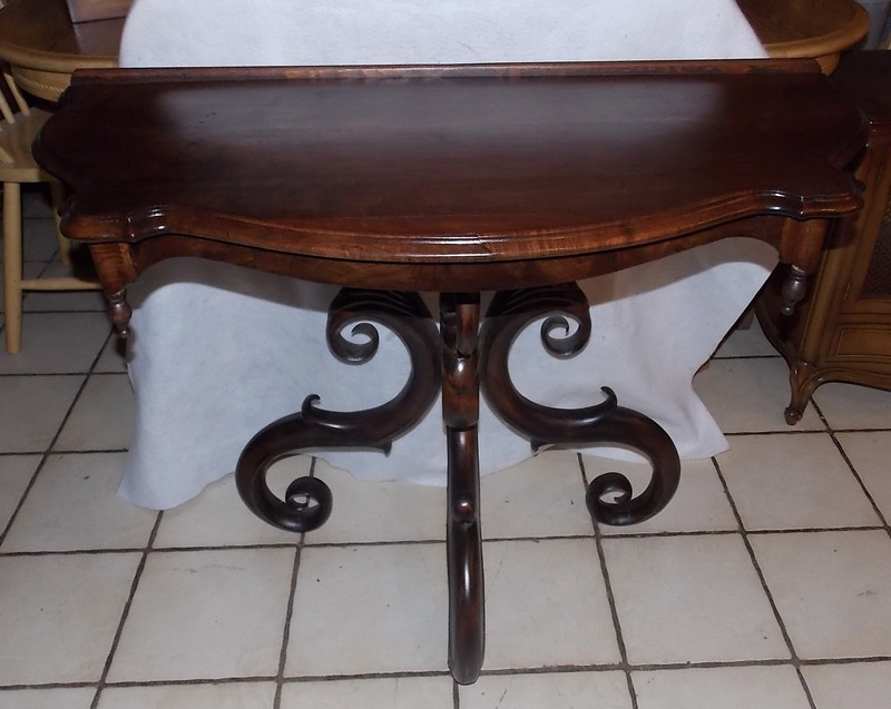 Walnut Carved Entry Table / Parlor Table / Early 1800’s (PRT70)