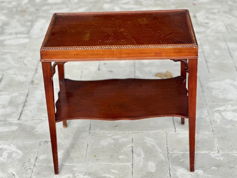 Vintage Mahogany End Table / Side Table 23x24x26