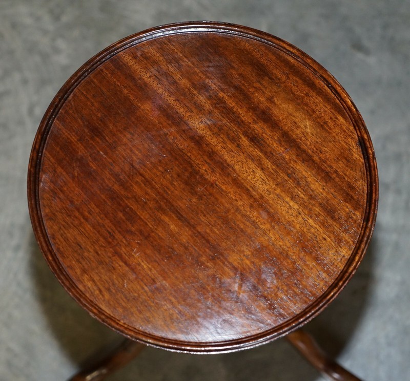 LOVELY VINTAGE TWO TONE MAHOGANY TRIPOD LAMP END WINE TABLE NICE PROPORTIONS gallery