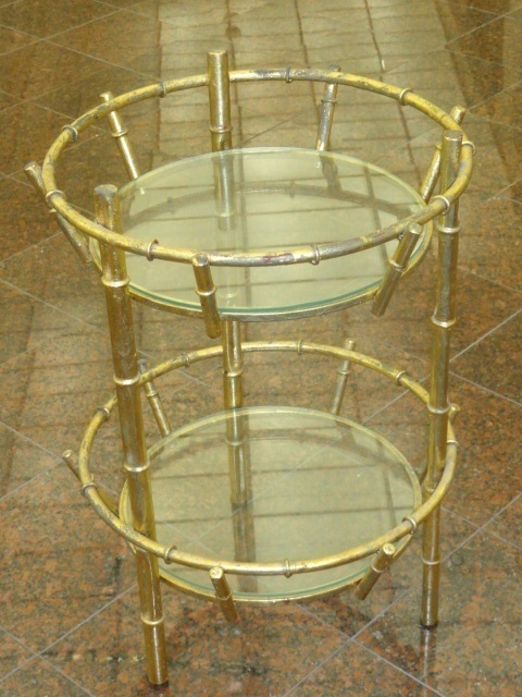 MID CENTURY FAUX BAMBOO CHINESE CHIPPENDALE GILT METAL 2 TIER GLASS SHELF TABLE