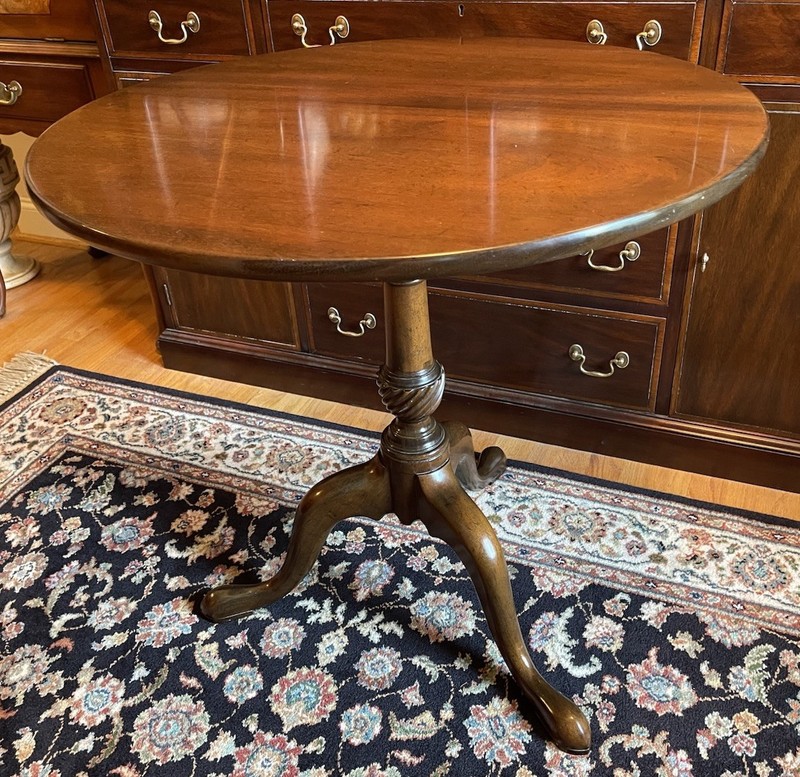 Kittinger Historic Newport Round Mahogany Birdcage Tilt Top Table