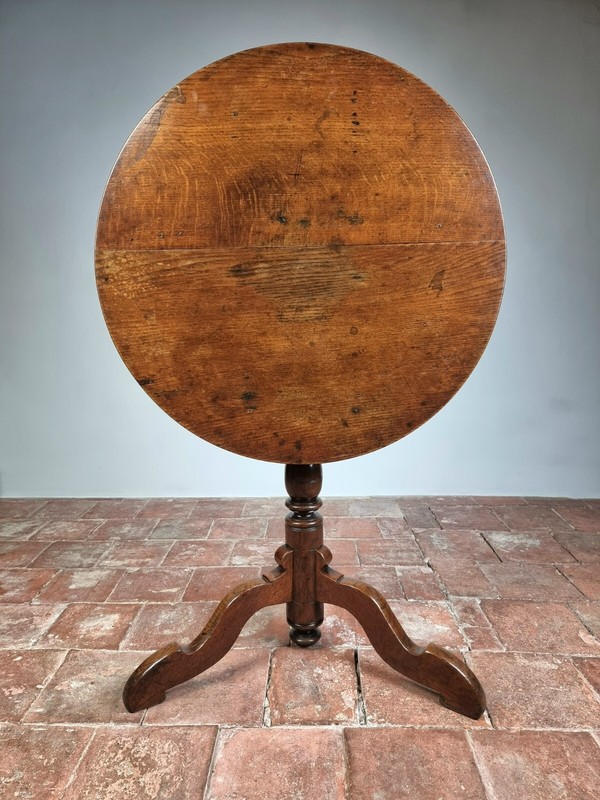 A Fine Early 18th Century Tripod Table. gallery