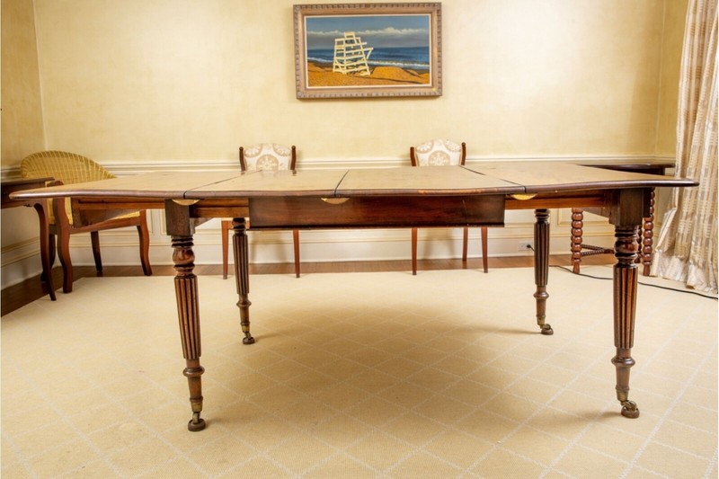 Early 19th Century Flame-Figured Mahogany Extension Dining Table gallery