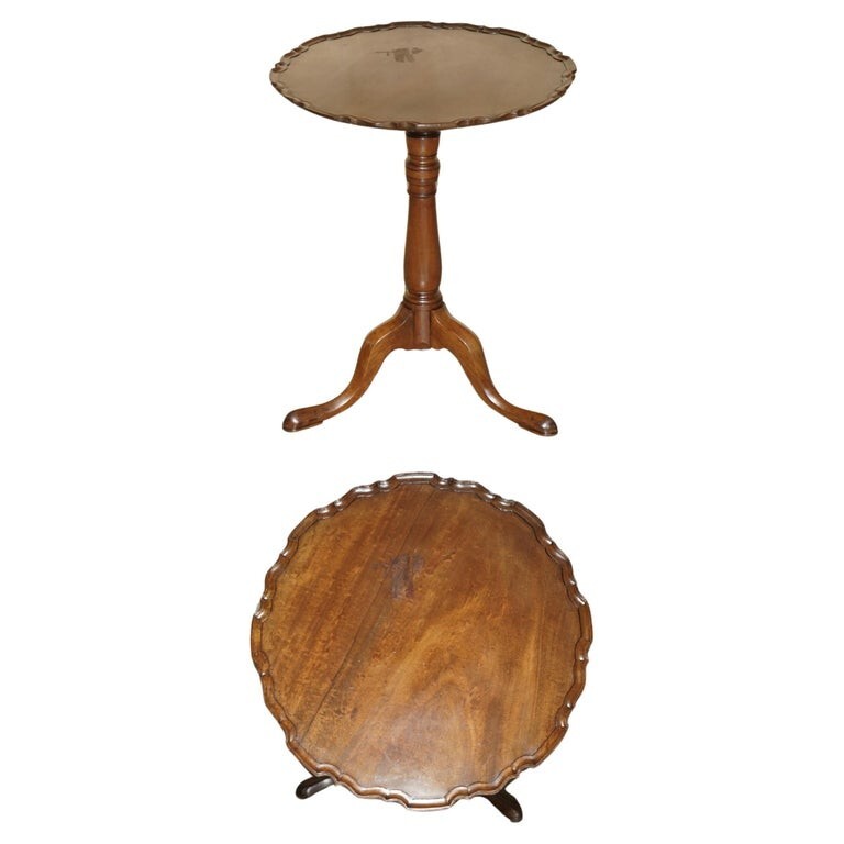 LOVELY CIRCA 1920 FLAMED MAHOGANY PIE CRUST EDGE TRIPOD LAMP SIDE END WINE TABLE