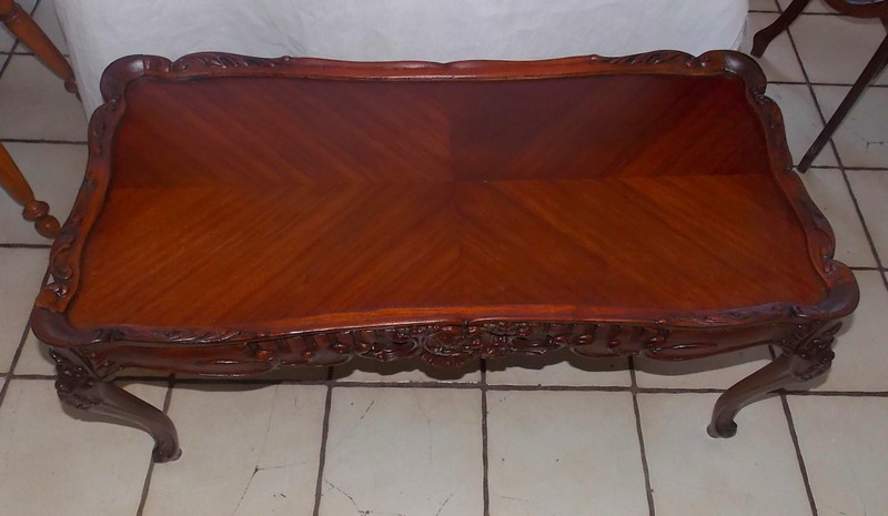 Ribbon Mahogany Book Matched Veneer Top Carved Coffee Table (CT95)