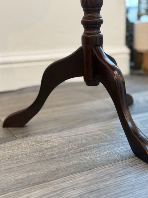LOVELY VINTAGE PIE CRUST EDGE BROWN LEATHER MAHOGANY SIDE END LAMP WINE TABLE gallery