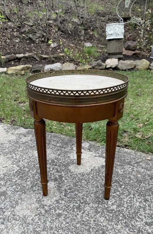 Vtg French Louis XVI Style Wood/ Marble Top Side Table Brass Gallery Hearts Rail gallery