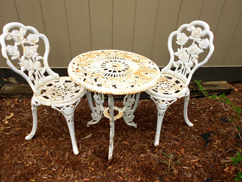 ANTIQUE ORIGINAL ORNATE CAST IRON ROSE PATTERN GARDEN TABLE 23x25in + 2 CHAIRS!! gallery