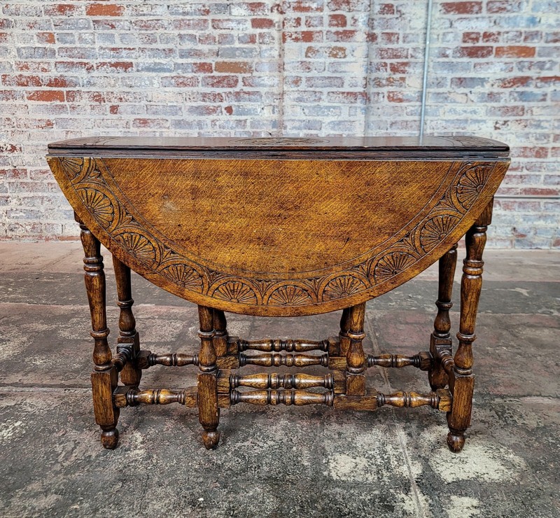 19th century English Drop leaf Oak Round Gateleg Table gallery