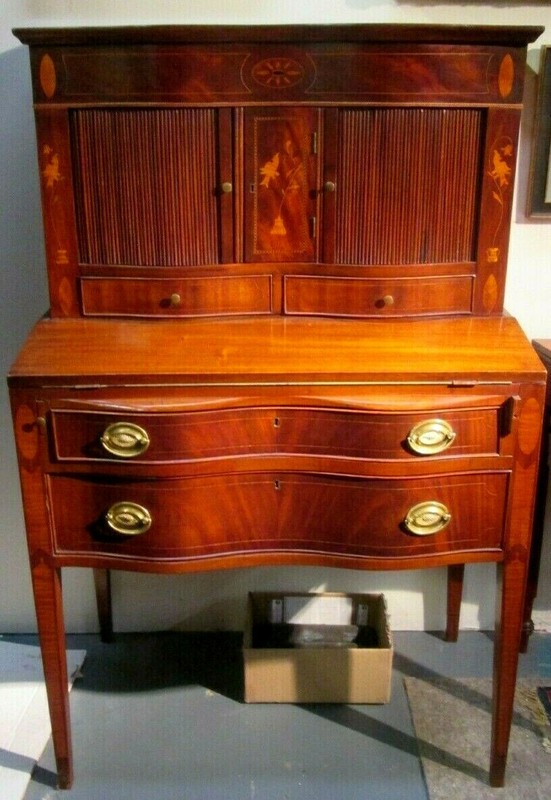 FINE ANTIQUE AMERICAN FEDERAL INLAID MAHOGANY SERPENTINE LADIES SECRETARY DESK