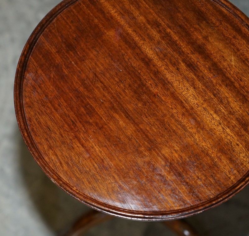 LOVELY VINTAGE TWO TONE MAHOGANY TRIPOD LAMP END WINE TABLE NICE PROPORTIONS gallery