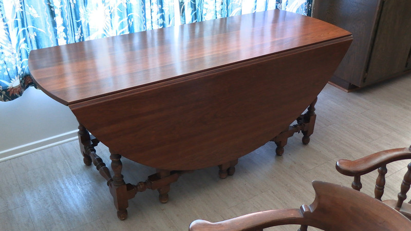 VINTAGE STICKLEY GATE LEG TABLE IN BEAUTIFUL CONDITION - LARGE 8 PERSON TABLE gallery