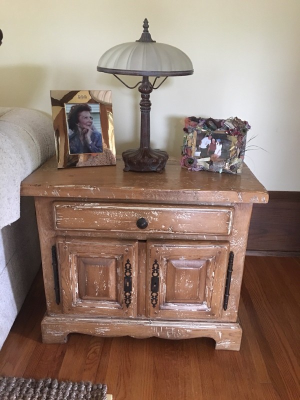 END TABLE LIKE NEW PAID 1132.99 SELLING FOR 427.50
