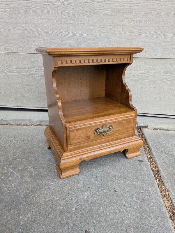 Vintage Ethan Allen Classic Manor Maple Wood End Table Nightstand 10-5206
