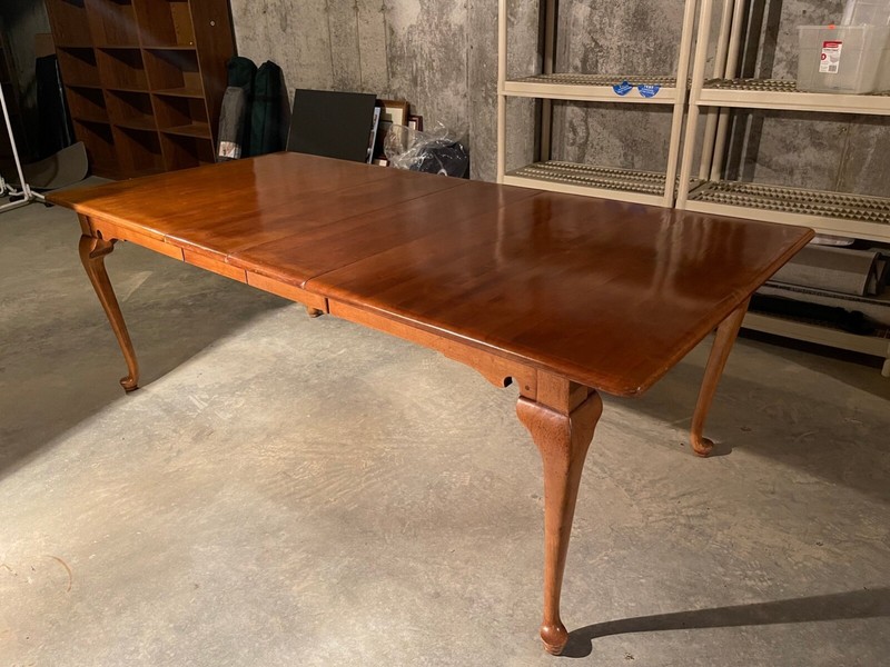 Vintage Queen Anne Style Extension Dining Table