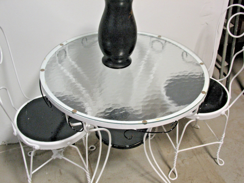 VINTAGE SUNROOM PATIO IRON GLASS TOP TABLE AND ANTIQUE CHAIRS HAND PAINTED
