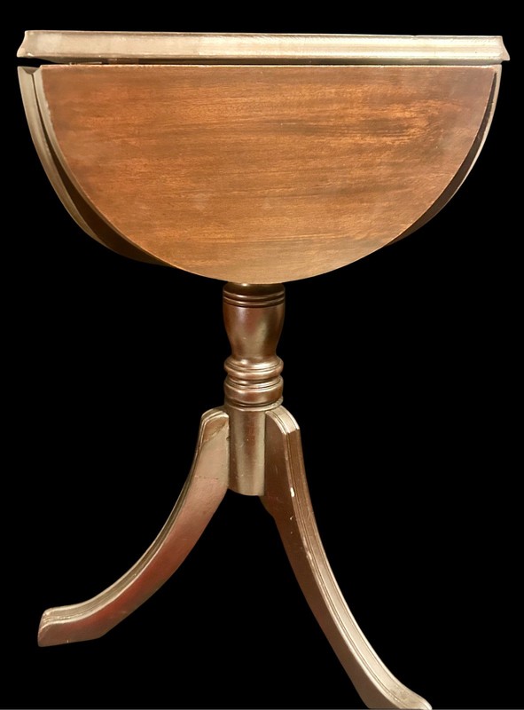 Vintage 1940s Solid Mahogany Three-Leaf Clover Drop-Leaf Occasional Table gallery