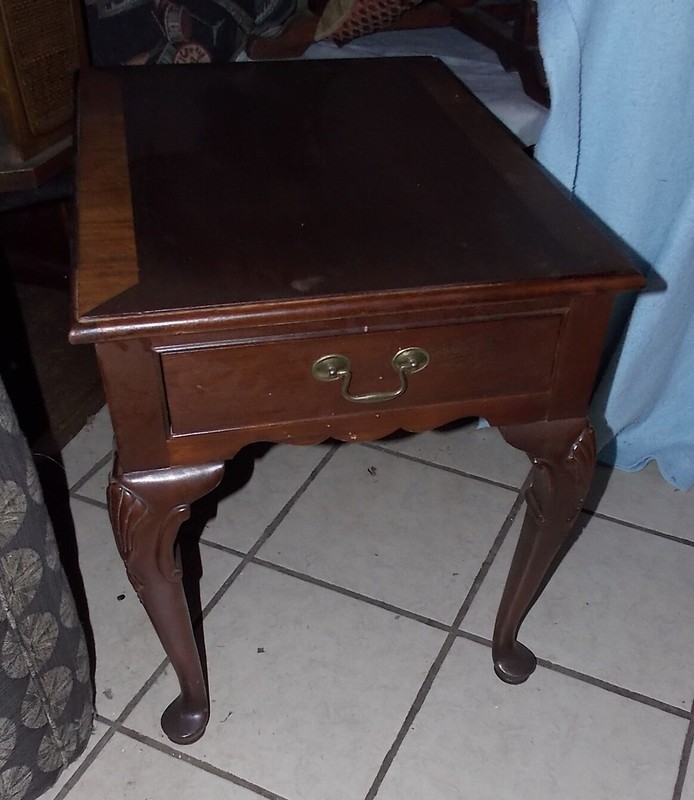 Mahogany End Table / Side Table by Hammary (ET233)