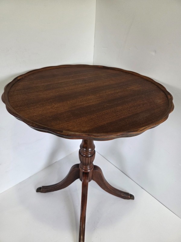 Vintage side, tea or wine table Queen Anne or Regency style four curved legs