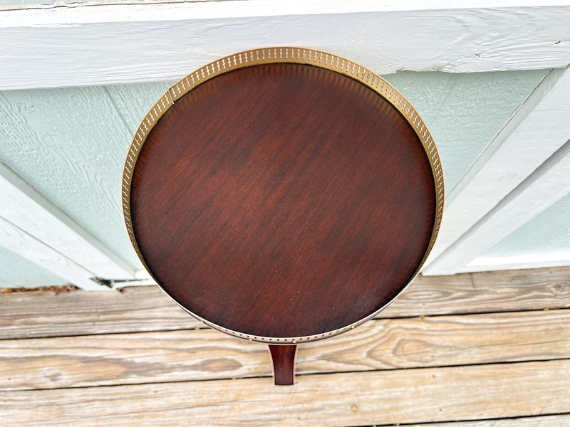 Kittinger Regency Style Mahogany Stand w/ Brass Gallery Black & Gold Accents gallery