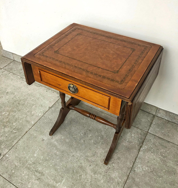 Victorian drop leaf table/spindle legs, with leather top, and drawer (1800s)