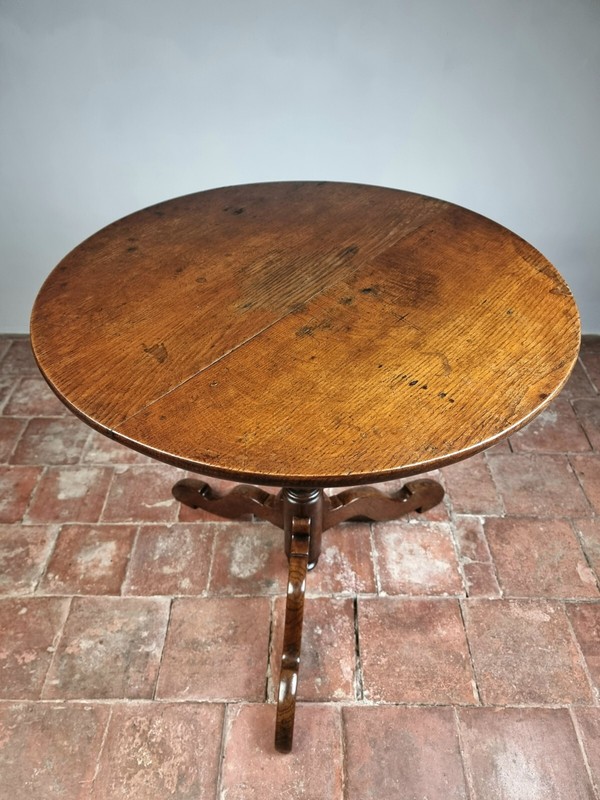 A Fine Early 18th Century Tripod Table. gallery