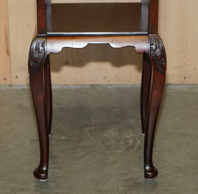 PAIR OF STUNNING THOMAS CHIPPENDALE STYLE TWO TIERED MAHOGANY SIDE END TABLES gallery