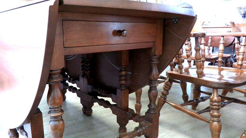 VINTAGE STICKLEY GATE LEG TABLE IN BEAUTIFUL CONDITION - LARGE 8 PERSON TABLE gallery