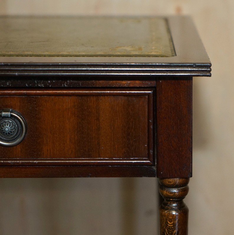 LOVELY VINTAGE CIRCA 1940'S GREEN LEATHER GOLD LEAF SINGLE DRAWER SIDE TABLE gallery