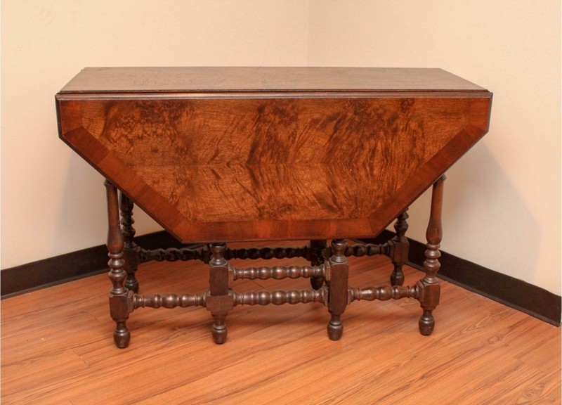Early 20th Century William & Mary Style Drop Leaf Octagonal Breakfast Table