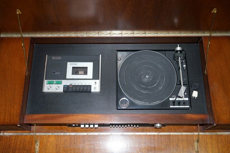 MILITARY CAMPAIGN STYLE CONSOLE COFFEE TABLE HIDDEN RADIO TAPE RECORD PLAYER gallery