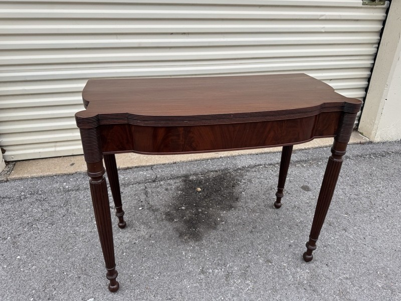 Exquisite 1920s American Sheraton Mahogany Console Table – Antique Elegance