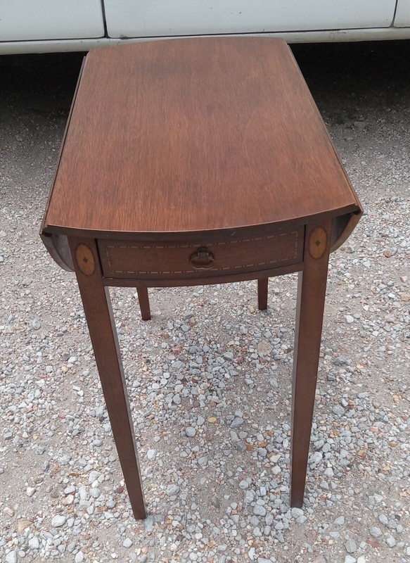 Mahogany Hepplewhite Dropleaf End Table / Side Table (ET621)
