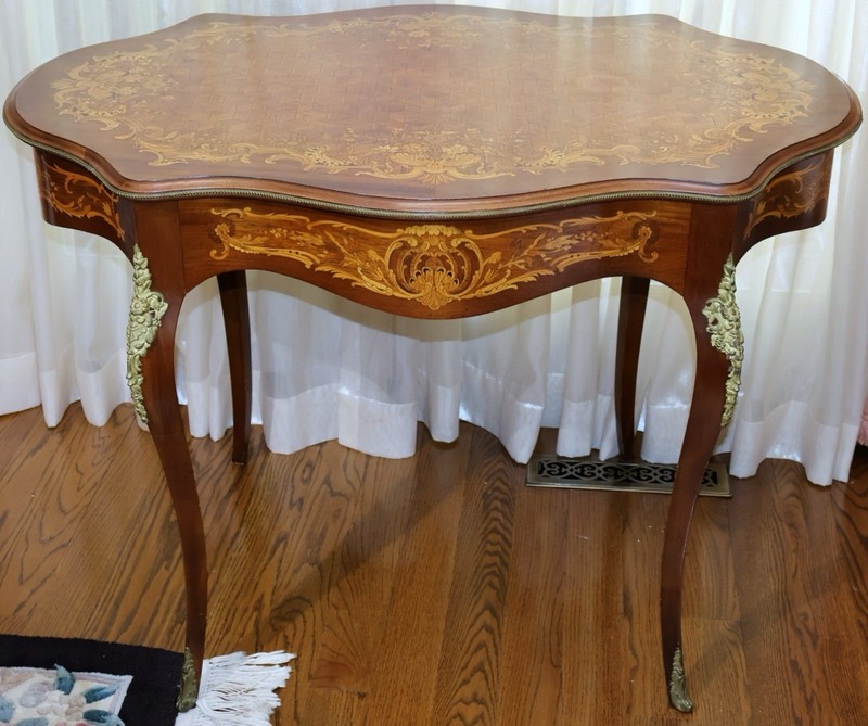 Beautiful French inlaid and gilded serpentine salon table