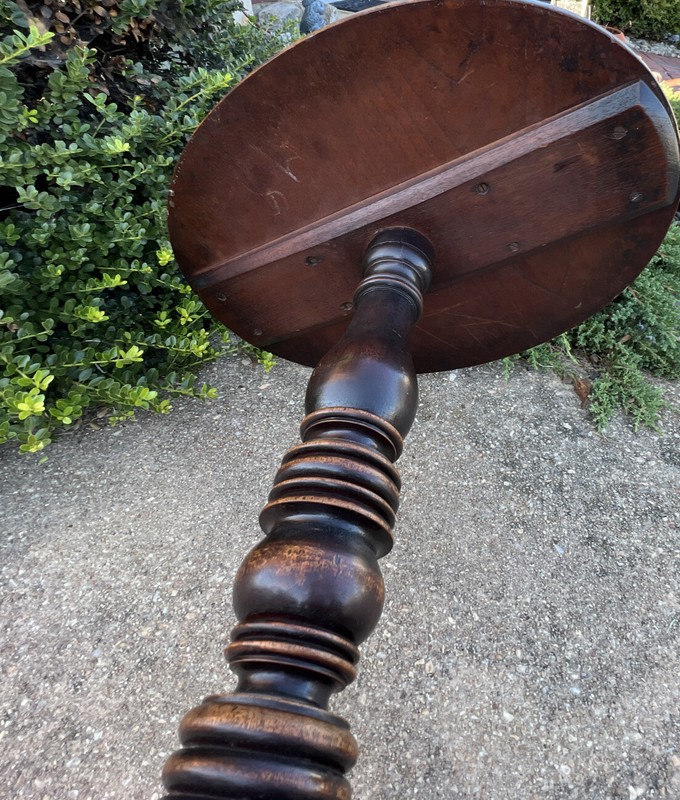 Federal Mahogany Candlestand turned post arched spider leg base 29x22” 19th C gallery